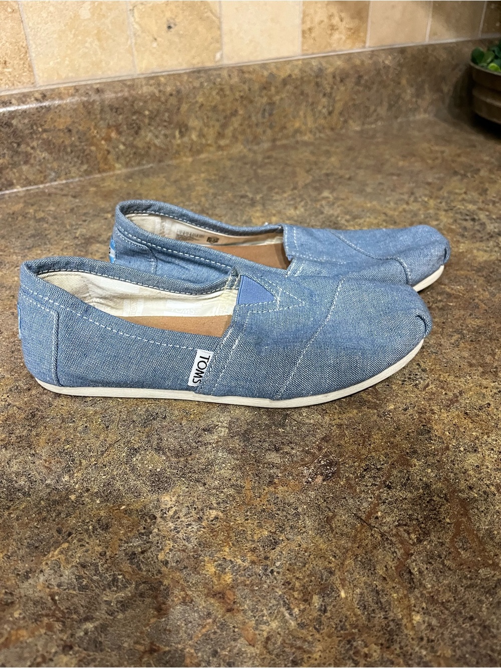 TOMS Classic Alpargata Blue Chambray Slip On Flats Women’s Size 5